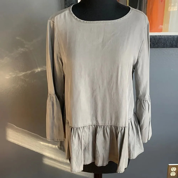 beachlunchlounge distressed gray ruffle sleeve and hem top, small - Picture 1 of 5